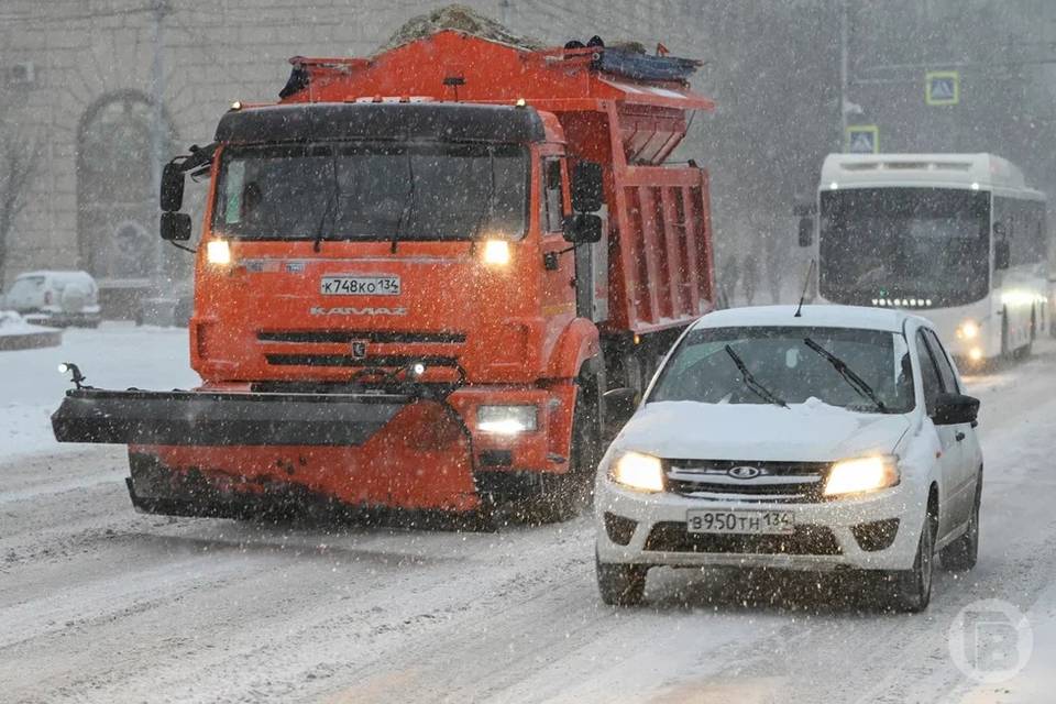 В Волгограде снегоуборочная техника работает в безостановочном режиме