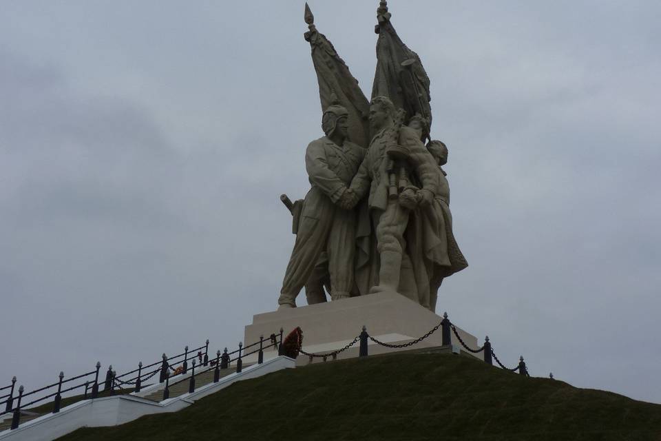 К знаменательной дате в Волгоградской области привели в порядок монумент «Соединение фронтов»