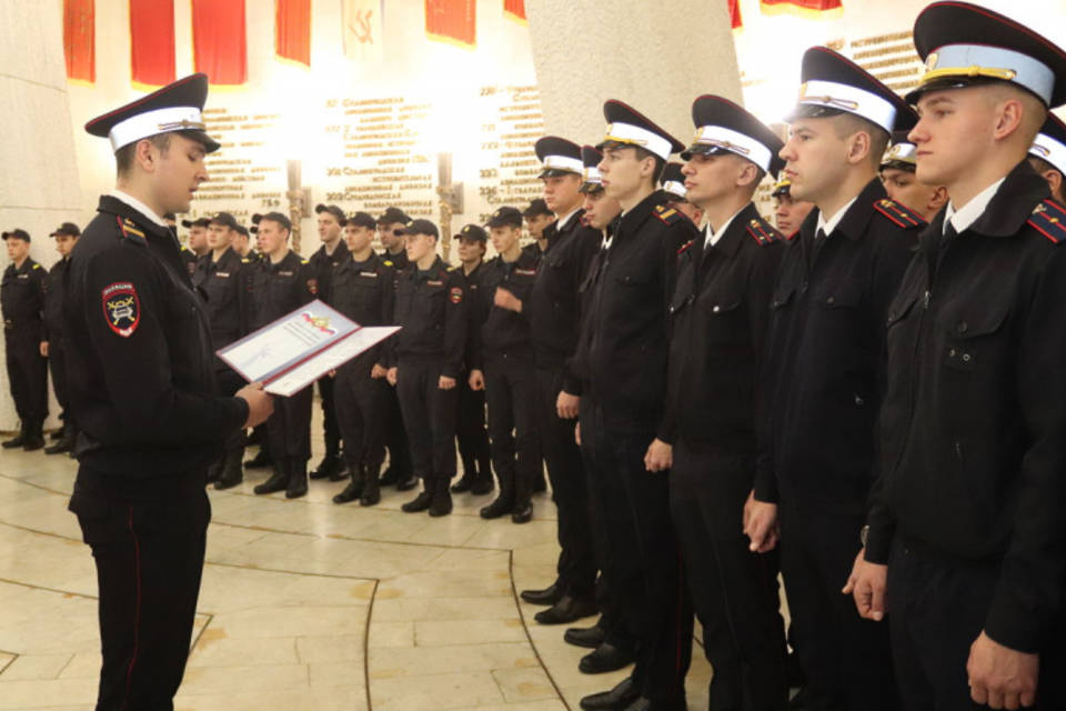 В Волгограде 100 молодых полицейских приняли присягу в музее "Сталинградская битва"