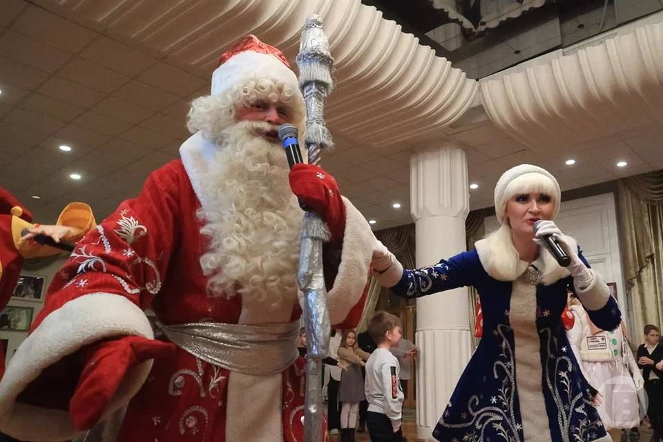 Волгоградцы поздравляют детей с Новым годом в роли Деда Мороза и Снегурочки