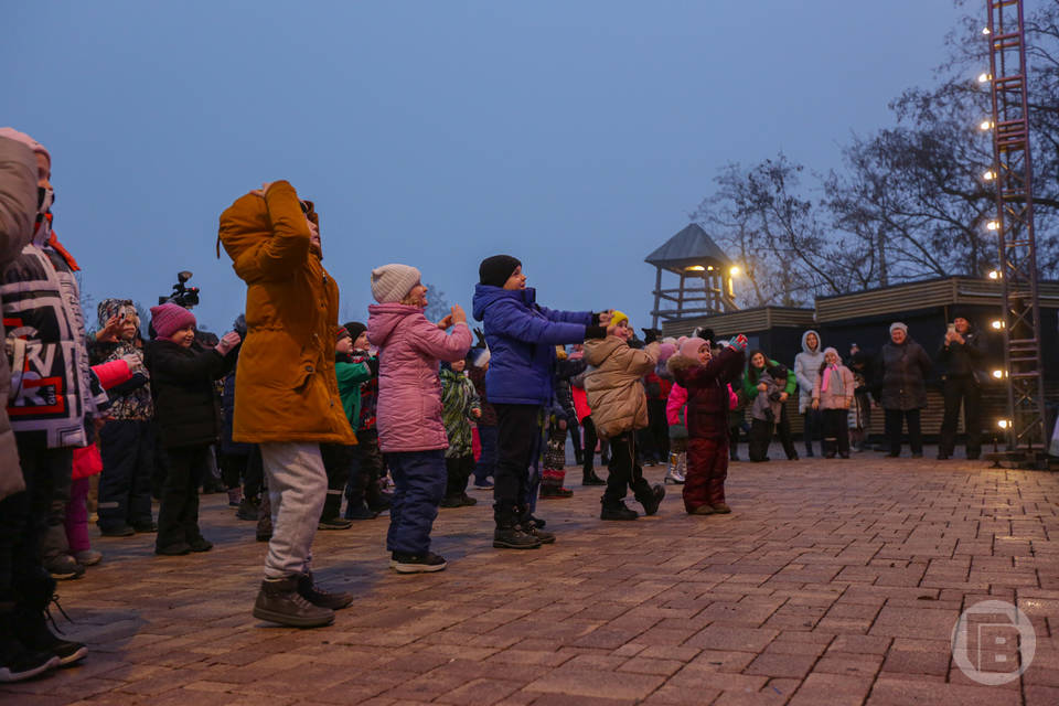 В отдаленном поселке Волгограда партийцы организуют елку для детей