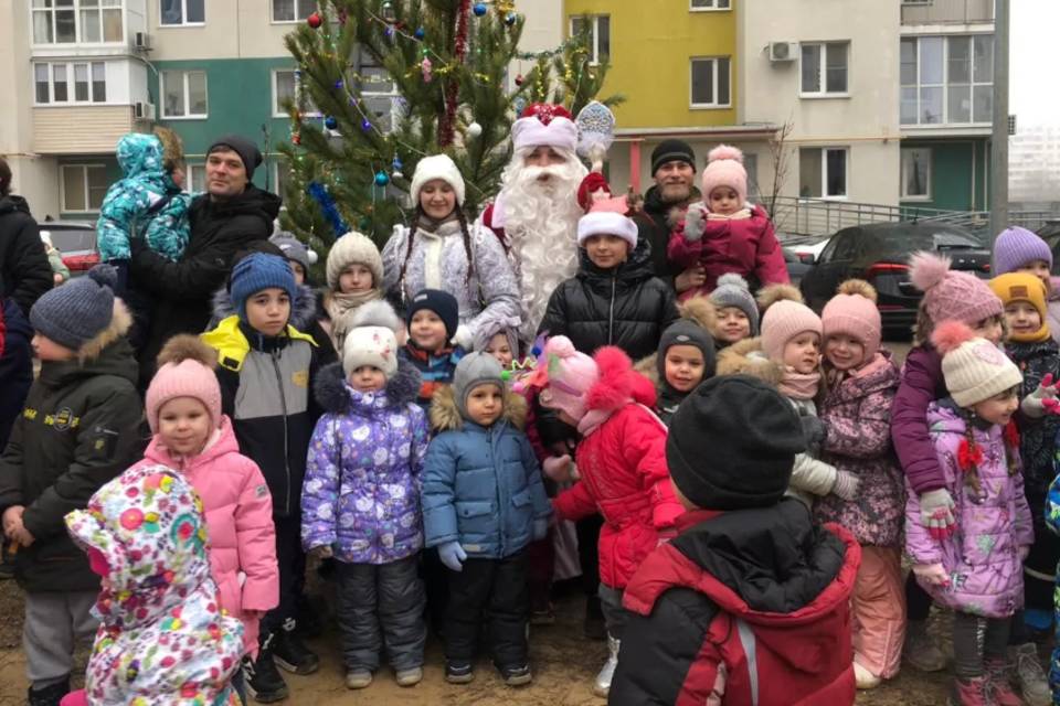 В Волгоградской области Дед Мороз и Снегурочка идут с подарками по дворам