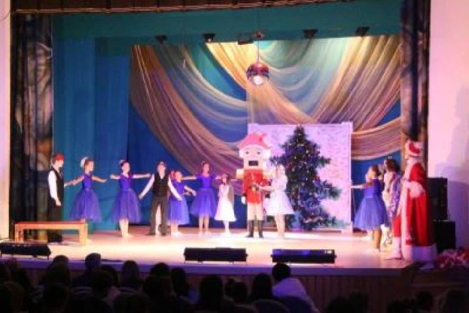 В Волгограде состоялась депутатская елка для 300 школьников и детей участников СВО