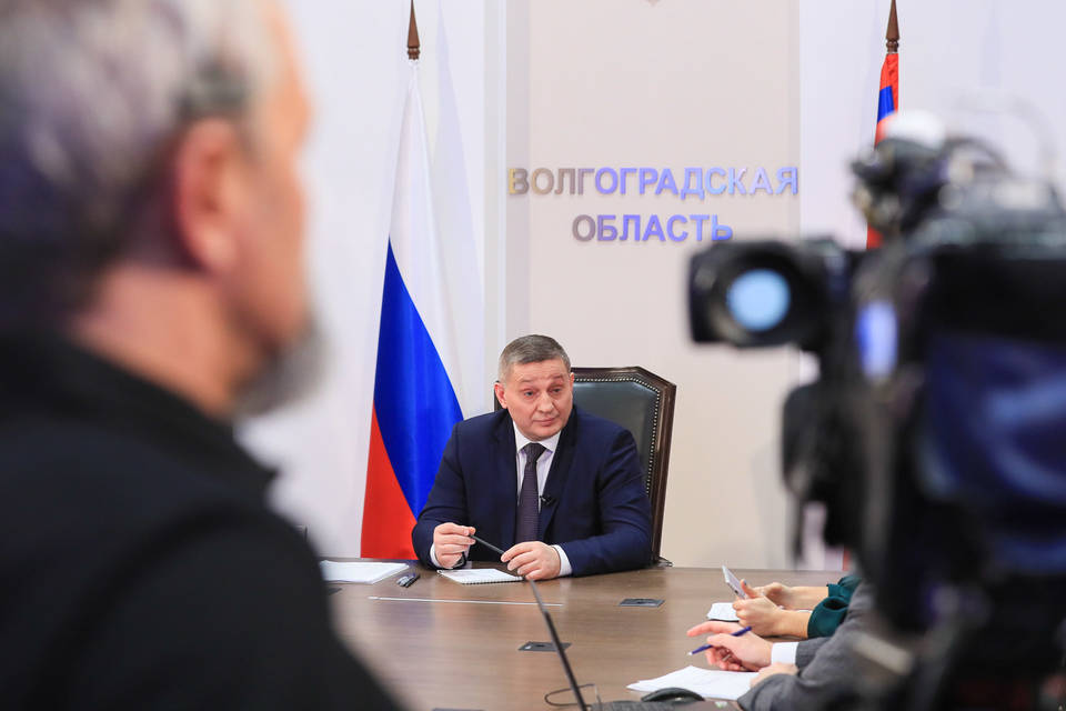 На прямую линию главы Волгоградской области поступило 2,5 тысячи вопросов