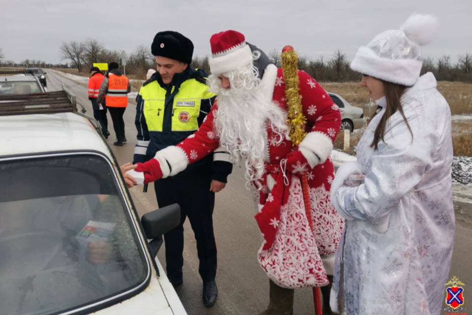 Дед Мороз и Снегурочка поздравили волгоградцев с наступающим Новым годом на дорогах