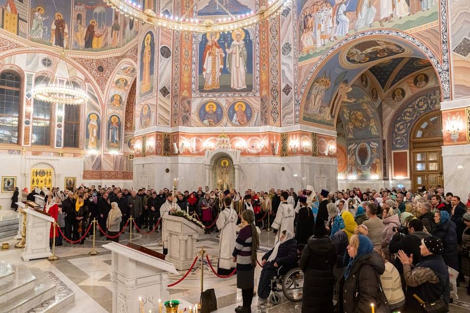 Сотни жителей Волгограда встретили Рождество в соборе Александра Невского