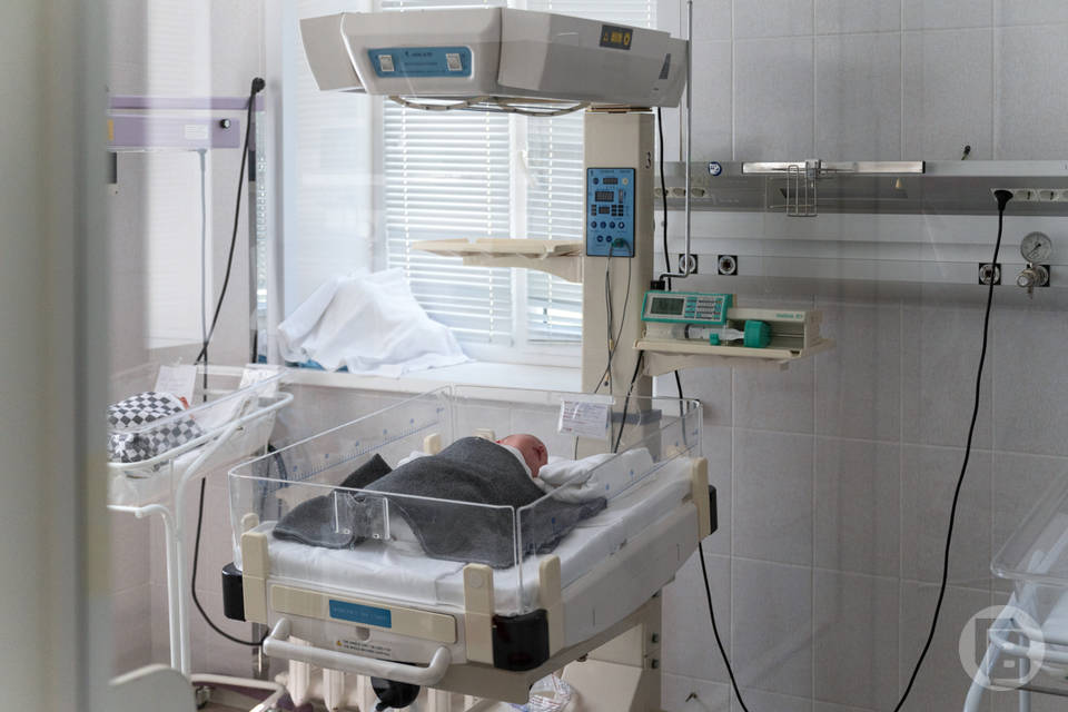 В Волгограде беременной двойней женщине врачи провели сложную операцию