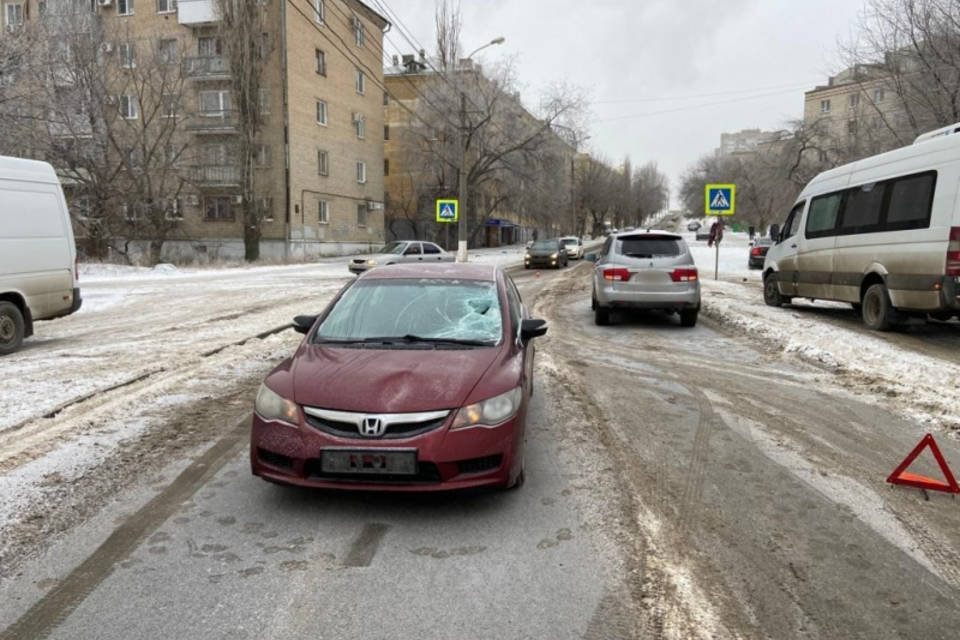 В центре Волгограда 20-летнего парня сбили две машины