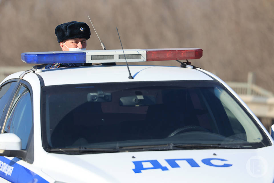 В Волгограде ищут водителя на машине без госномеров, сбившего человека