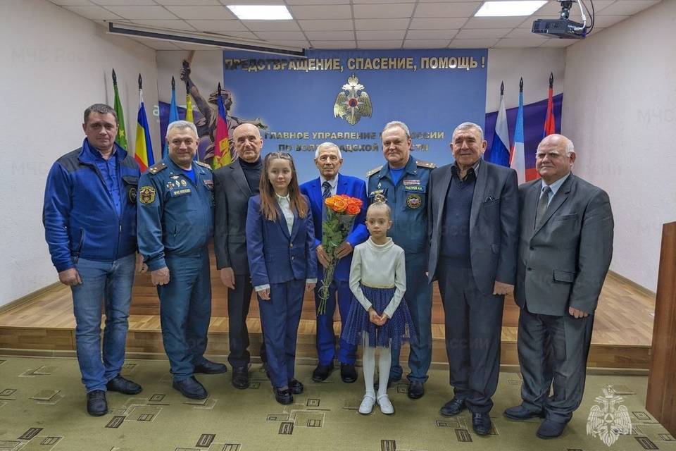 В Волгограде с 85-летием поздравили ветерана гражданской обороны