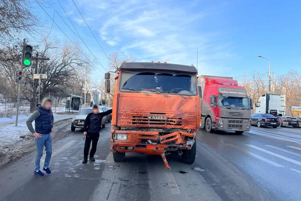В Волгограде на 48 часов задержали 19-летнего водителя КамАЗа за ДТП с маршруткой