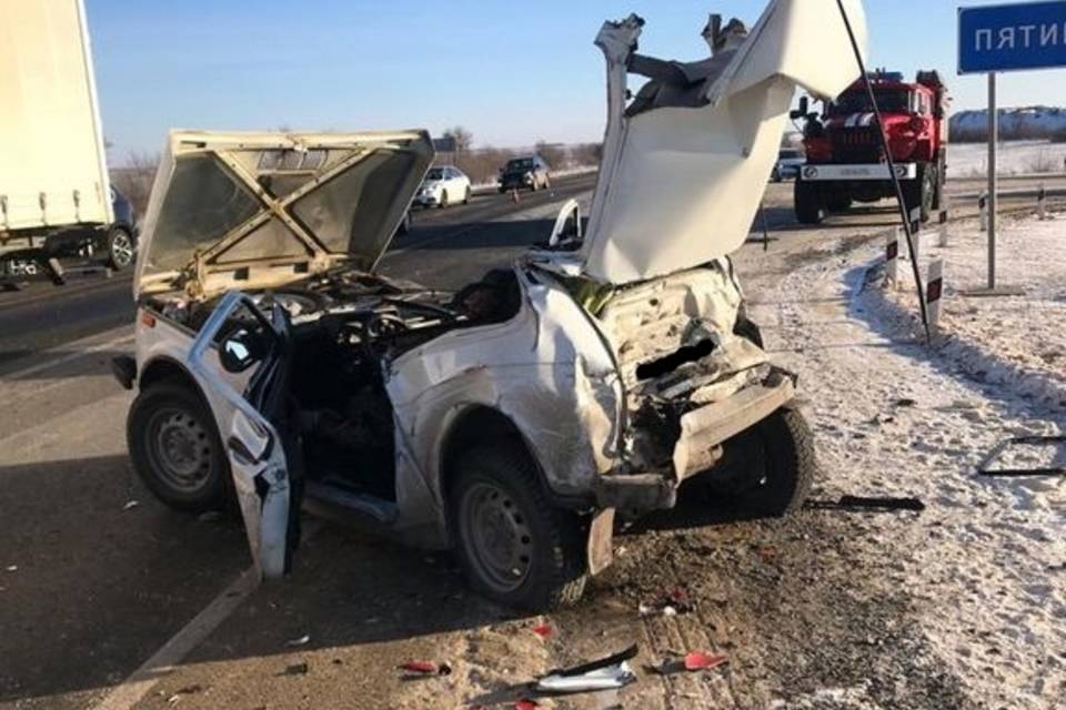 На трассе в Волгоградской области от столкновения с фурой погиб пассажир "Нивы"