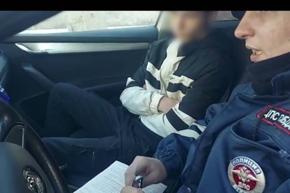В центре Волгограда у 20-летнего водителя нашли пакет с наркотиками