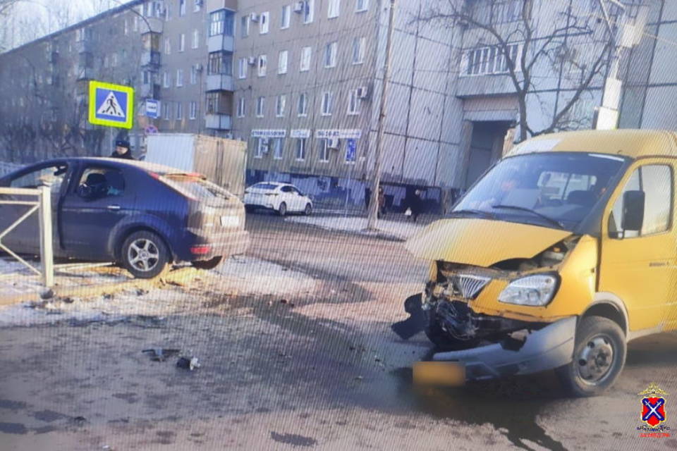Под Волгоградом пьяный уголовник угнал иномарку и попал в ДТП с маршруткой №3