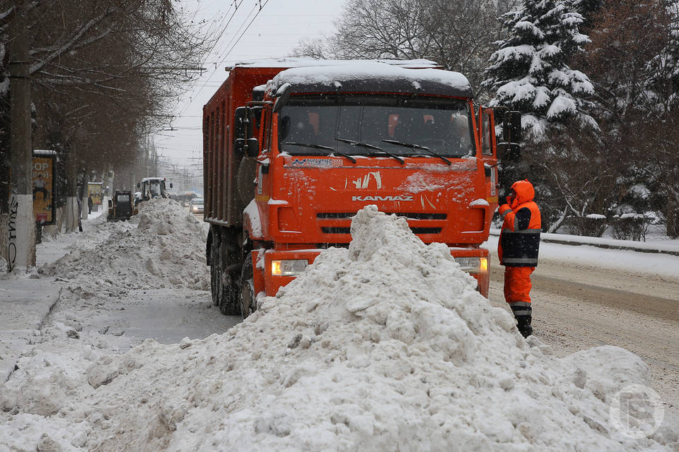 70 единиц спецтехники борются с последствиями снегопада на дорогах Волгограда