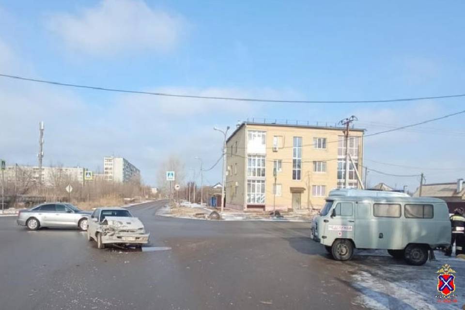 Пациент больницы выпал из машины медслужбы во время ДТП на юге Волгограда