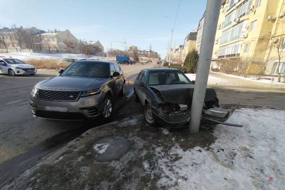 В Волгограде из-за ДТП с внедорожником пострадал 19-летний водитель легковушки