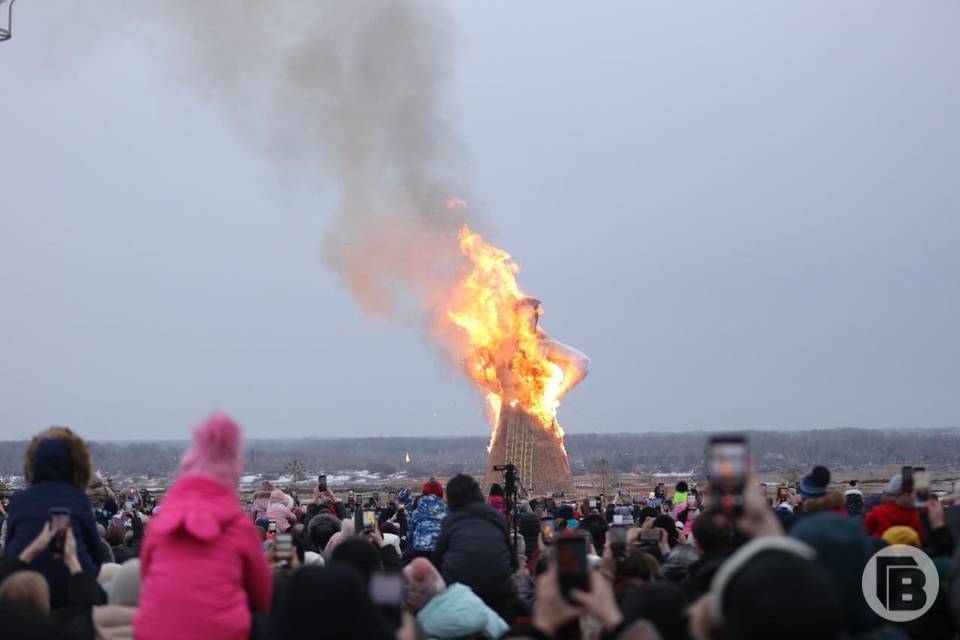 В Волгограде эпично сгорела 8-метровая Масленица
