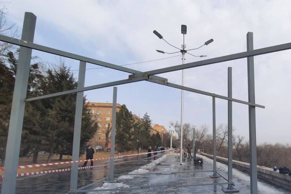 В Волгограде на верхней террасе набережной устанавливают светодиодную перголу