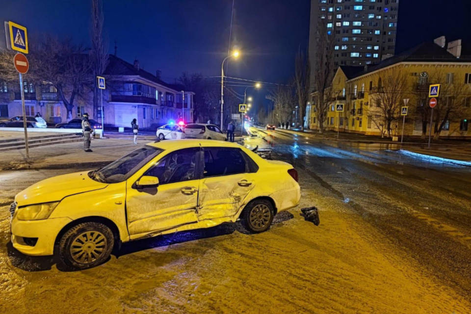 В Волгограде 20-летний водитель без прав устроил ДТП с двумя пострадавшими