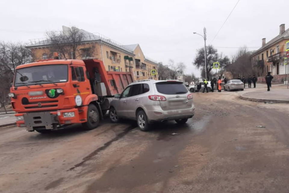 В Волгограде утром столкнулись три легковых автомобиля и грузовик