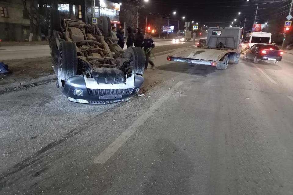 На дороге в Волгограде столкнулись сразу четыре автомобиля