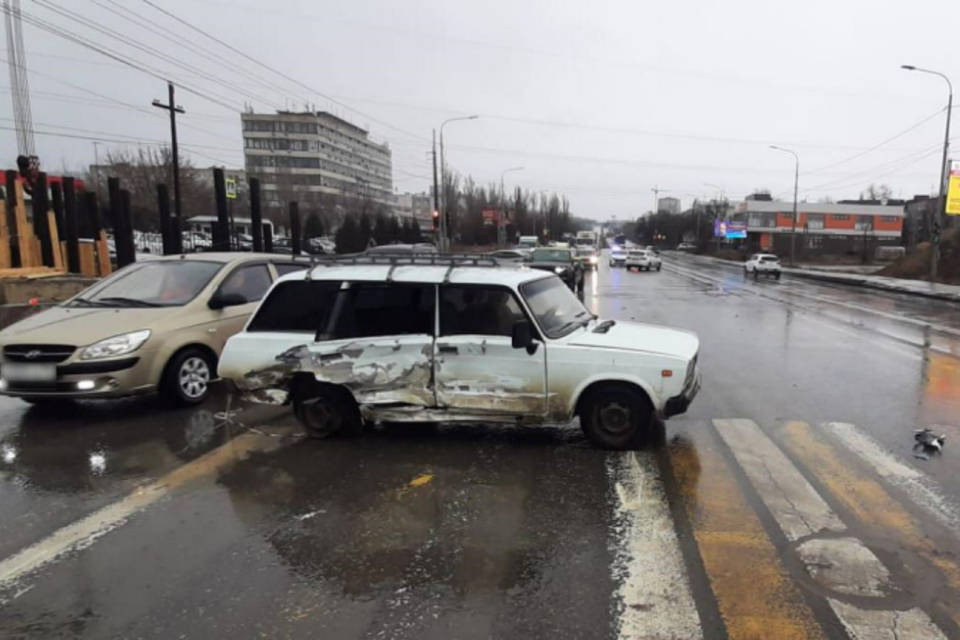 Пассажир пострадал при аварии двух машин в Волгограде