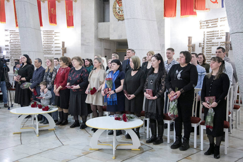 В Волгограде семьям 11 павших солдат передали награды