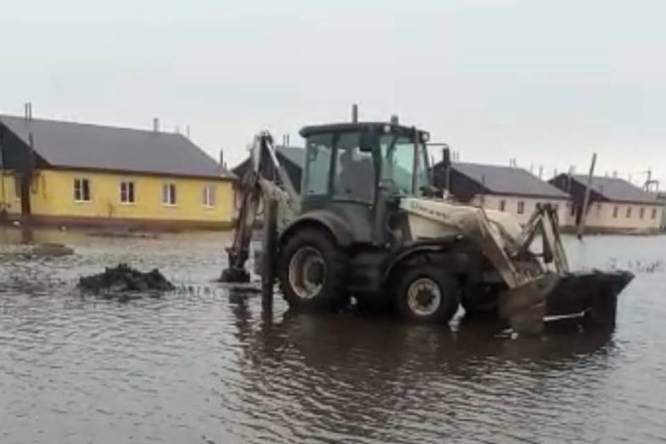В Елани Волгоградской области откачивают воду с подтопленных паводком улиц