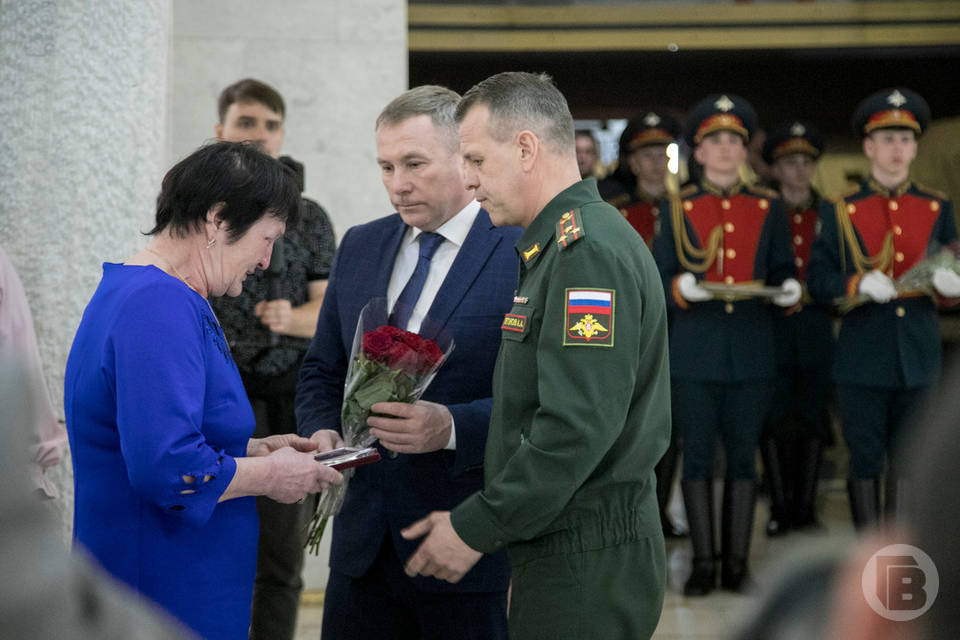 В Волгограде семьям троих погибших солдат передали награды