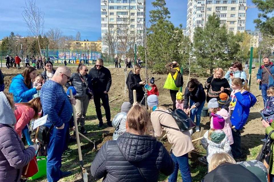 Более 500 человек вышли на субботник в ЦПКиО в Волгограде