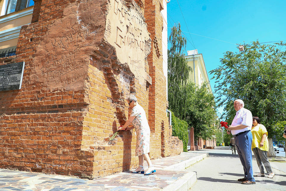 В Волгограде пострадал фрагмент памятного знака на Доме Павлова