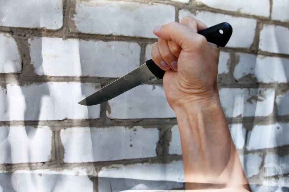 Подростки, вооруженные ножом, напали на спящего соседа под Волгоградом