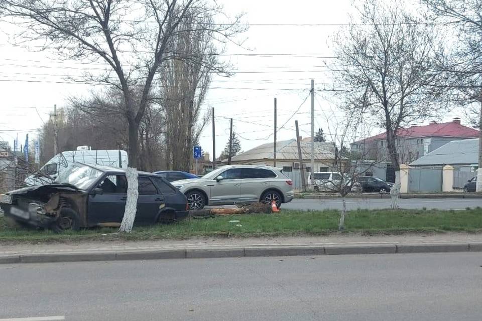 В Волгограде на проспекте Жукова ВАЗ сокрушил дерево