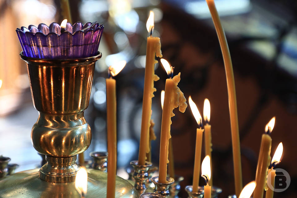 Волгоградцев призвали не ставить свечи в храмах онлайн
