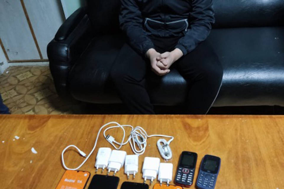 21-летнего жителя Волгограда задержали за попытку перебросить пакет с мобильниками в колонию