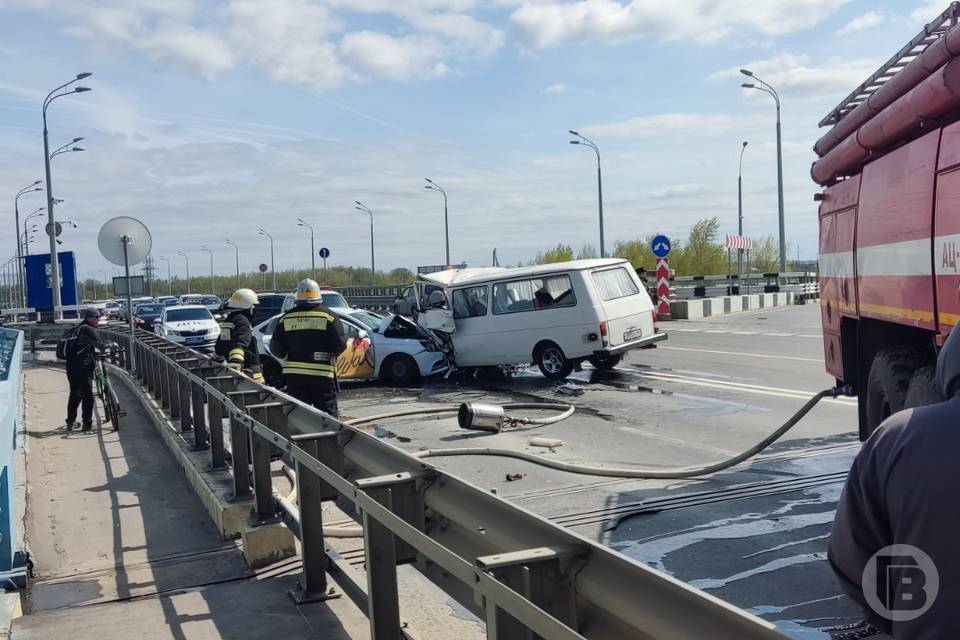 В жутком ДТП на мосту в Волгограде пострадали 7 человек