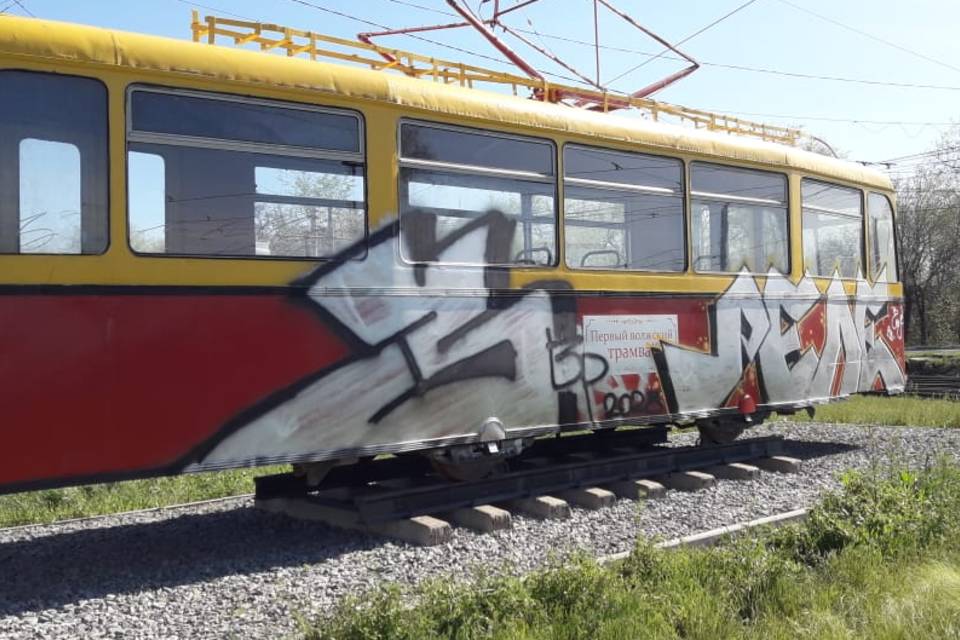 В Волгоградской области ищут вандалов, изуродовавших раритетный трамвай