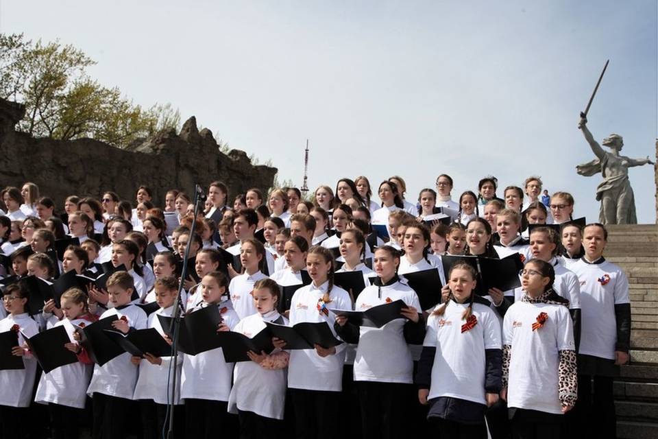 Хоры школьников и студентов выступили в Волгограде на Мамаевом кургане