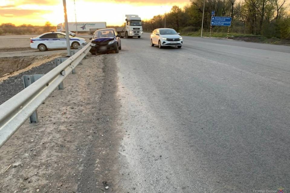 Под Волгоградом женщина за рулем «Лады» врезалась в дорожное ограждение