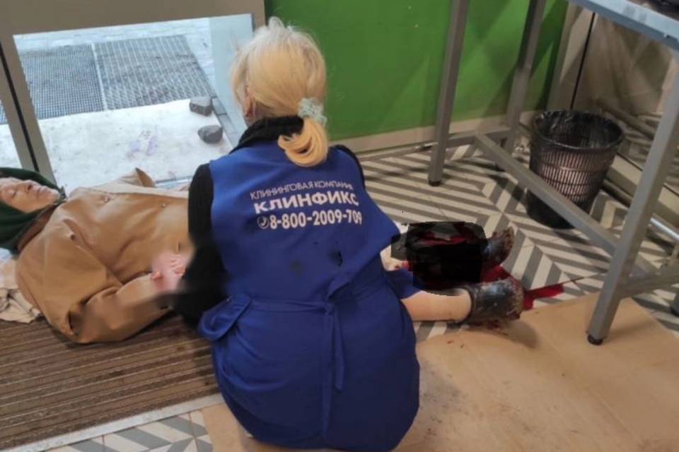 В Астрахани бездомные собаки откусили пенсионерке часть ноги