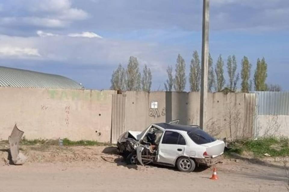 Под Волгоградом разыскивают водителя, протаранившего на легковой машине бетонный забор