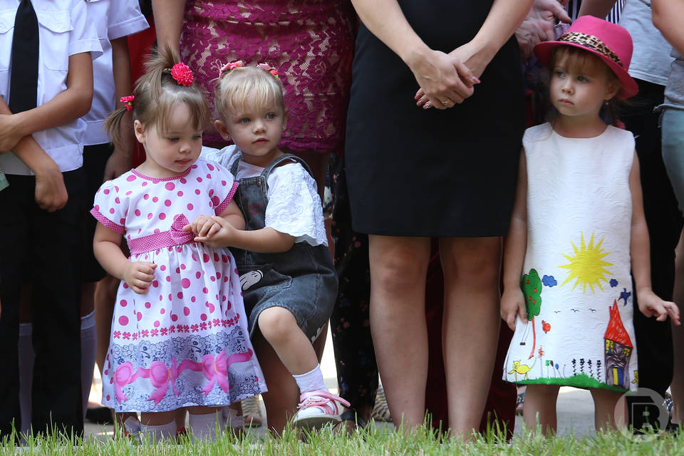В Волгограде мамы и папы поздравляют дочерей с праздником