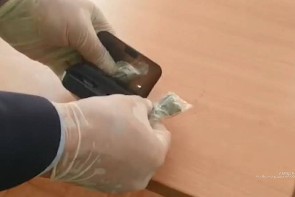 Волгоградец прятал наркотики в кейсе от наушников