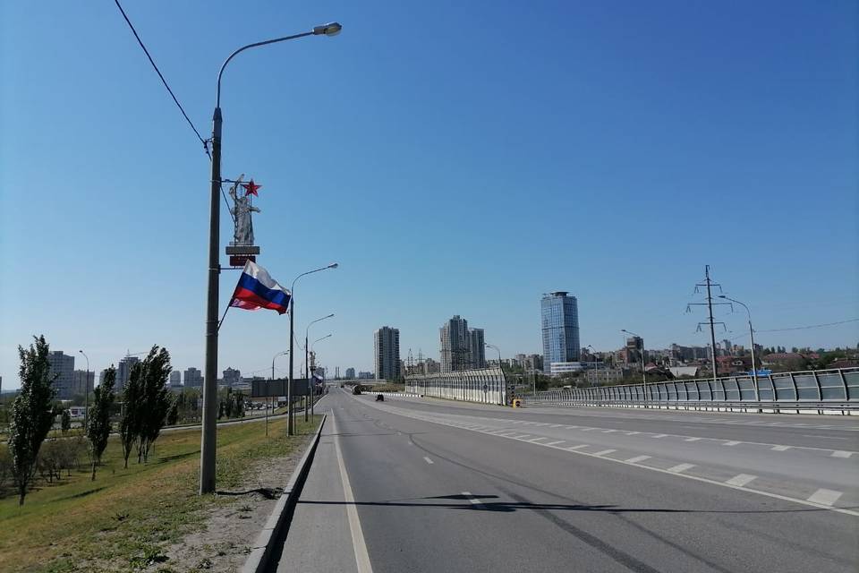 Ко Дню Победы в Волгограде преображается мост через Волгу
