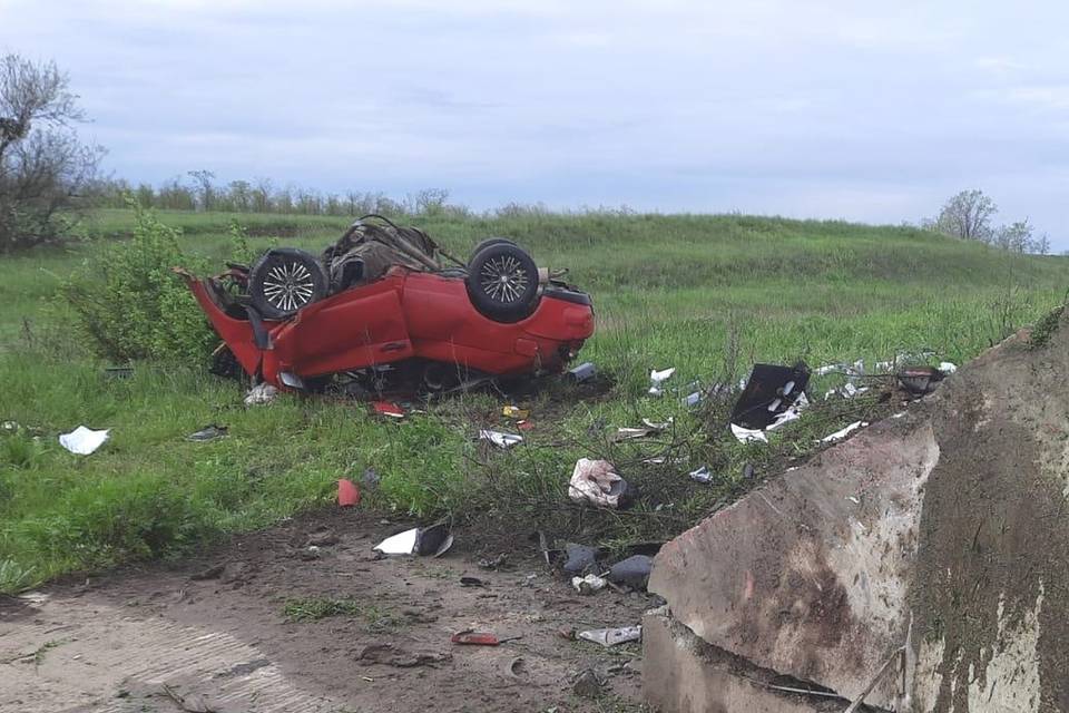 Под Волгоградом умер 20-летний водитель, врезавшийся в дренажную трубу