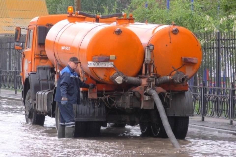 В Астрахани коммунальщики откачали с улиц больше 400 кубов воды