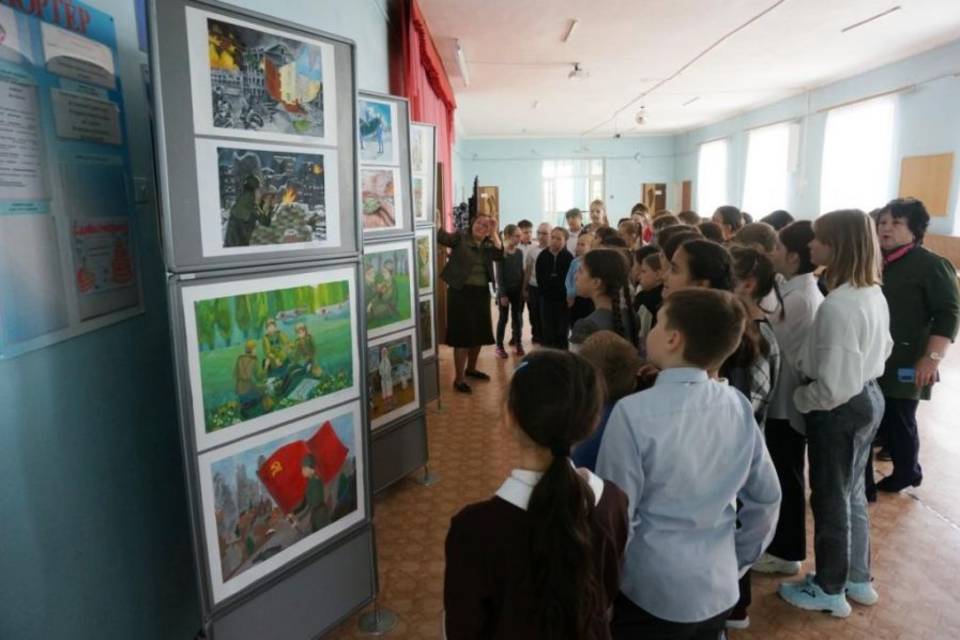 Передвижная выставка рисунков юных волгоградцев войдет в программу празднования Дня Победы