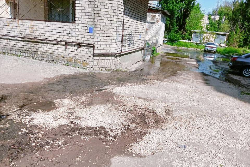 Тряпки и прокладки: названы причины протечки канализации в Дзержинском районе Волгограда