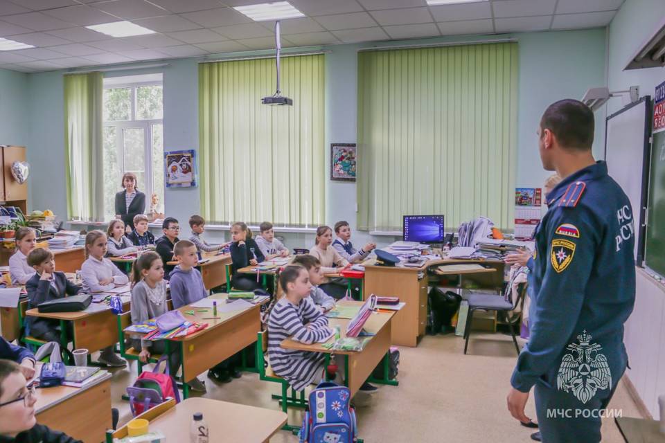 Волгоградские пожарные пожелали школьникам безопасных каникул